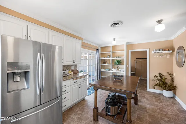 a view of a yard with an trees