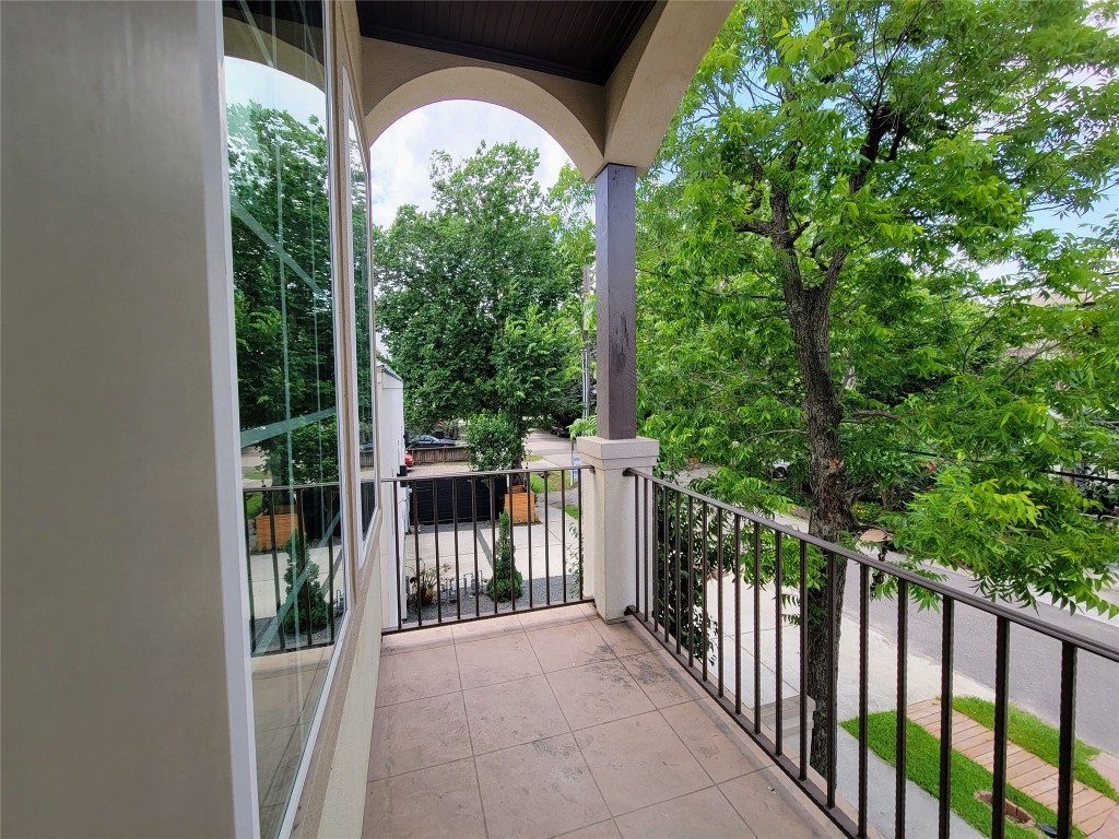 6121 Hamman Street Houston, TX 77007 - Photo 11 of 28 Walk out to your private balcony overlooking the quiet street