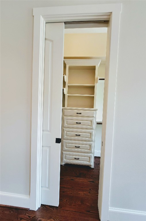 6121 Hamman Street Houston, TX 77007 - Photo 13 of 28 Pocket door to access your walk in closet