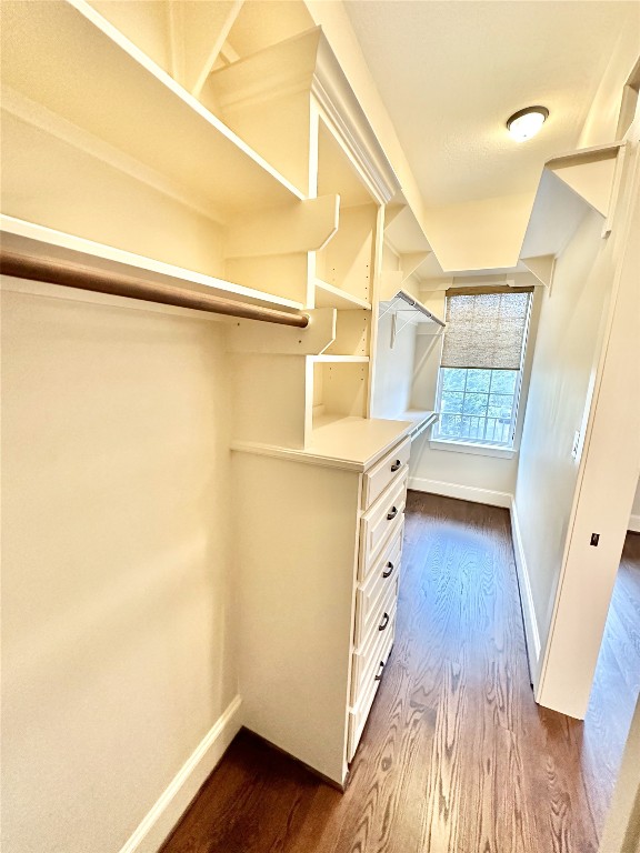 6121 Hamman Street Houston, TX 77007 - Photo 14 of 28 Bright walk-in closet with built in drawers