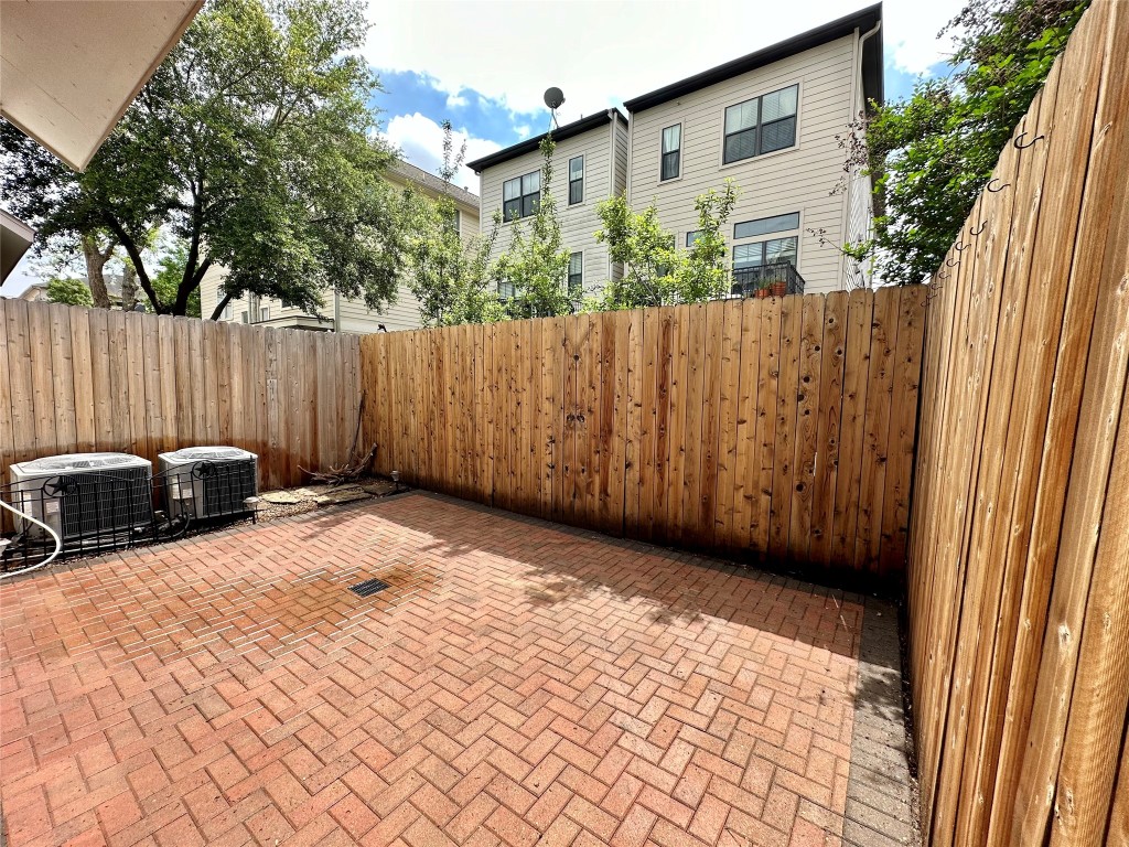 6121 Hamman Street Houston, TX 77007 - Photo 25 of 28 Enjoy the privacy of a fenced backyard