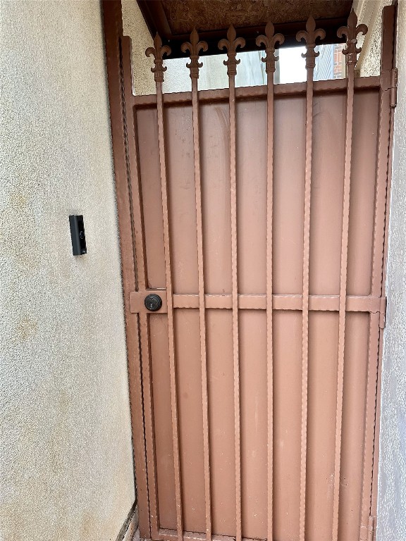 6121 Hamman Street Houston, TX 77007 - Photo 26 of 28 Steel privacy/security gate leads to front entrance