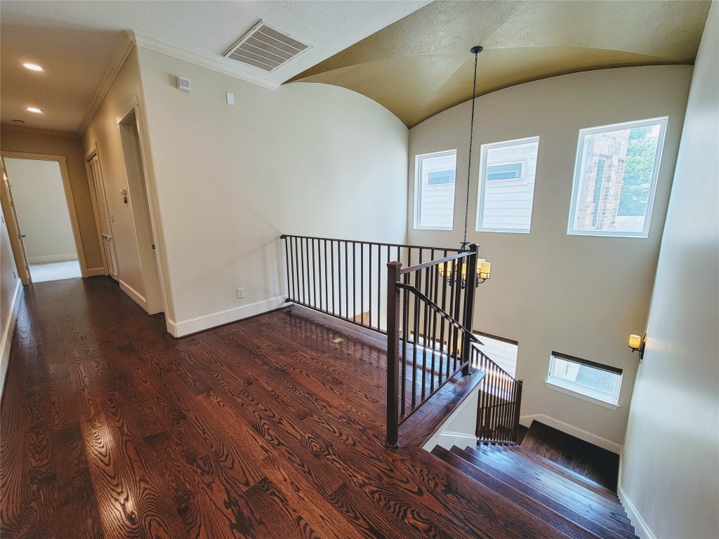 6121 Hamman Street Houston, TX 77007 - Photo 7 of 28 Second floor landing, high ceilings throughout home.