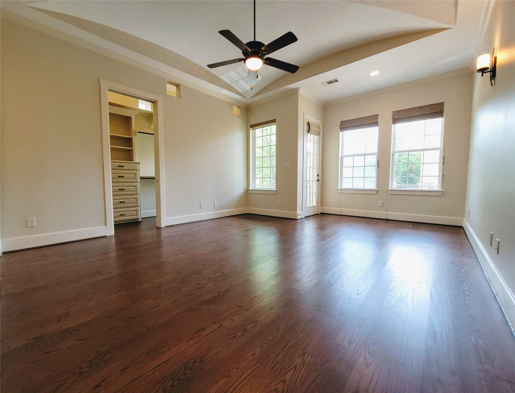 6121 Hamman Street Houston, TX 77007 - Photo 9 of 28 Master suite with walk in closet and door to your private balcony overlooking the street