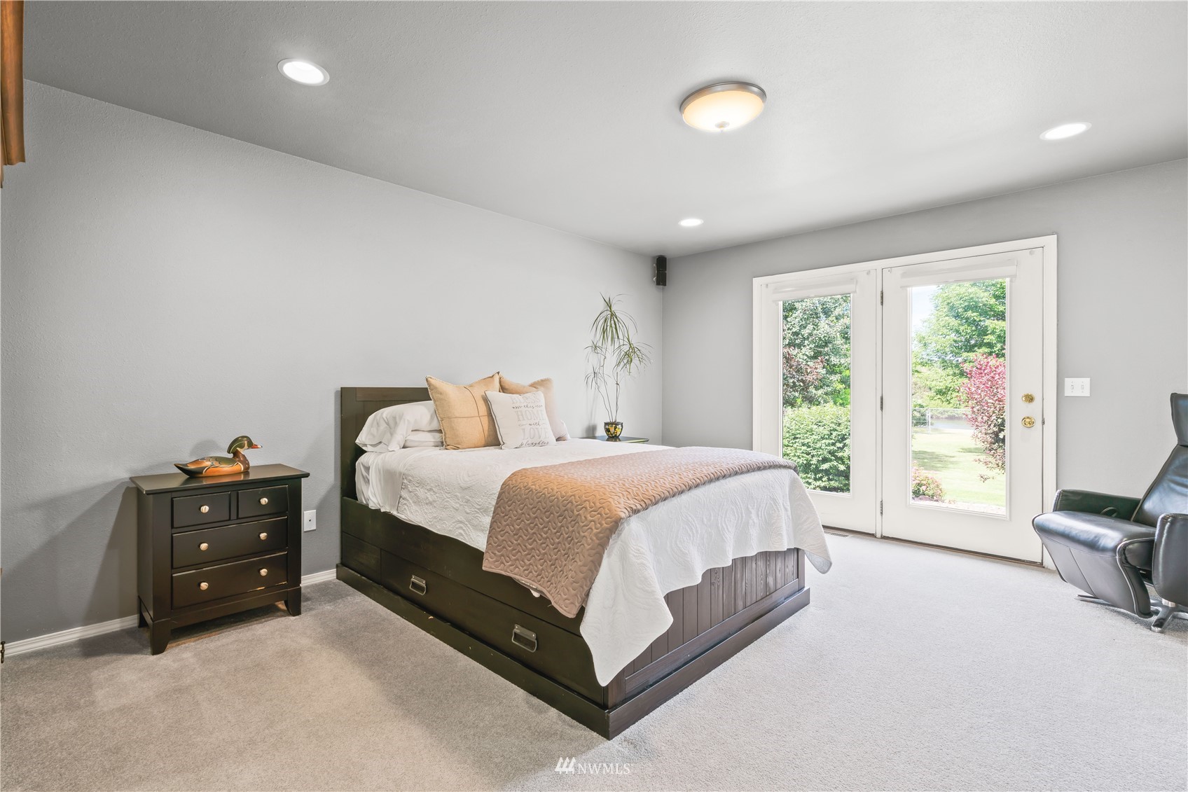 250 Rivers Edge Lane Yakima, WA 98901 - Photo 20 of 40 a spacious bedroom with a bed and a large window