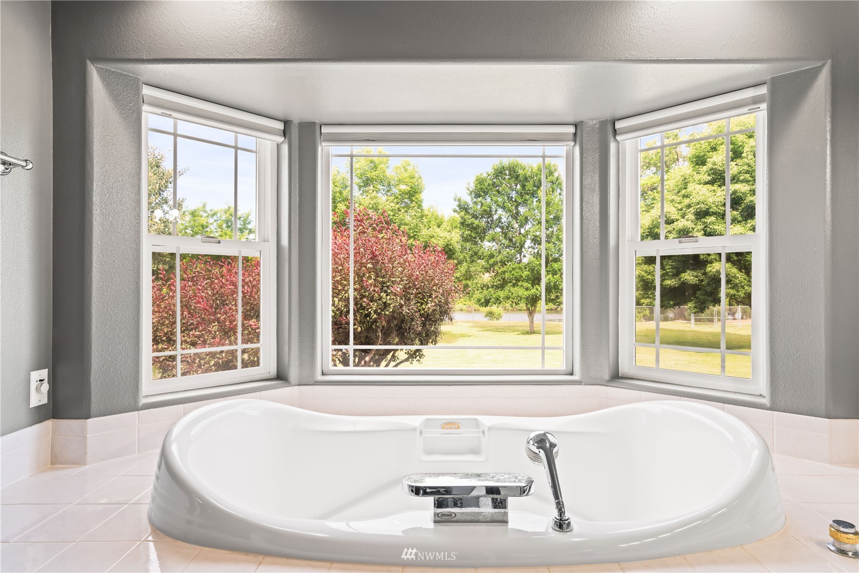 250 Rivers Edge Lane Yakima, WA 98901 - Photo 23 of 40 a bath tub sitting in a bathroom next to a window