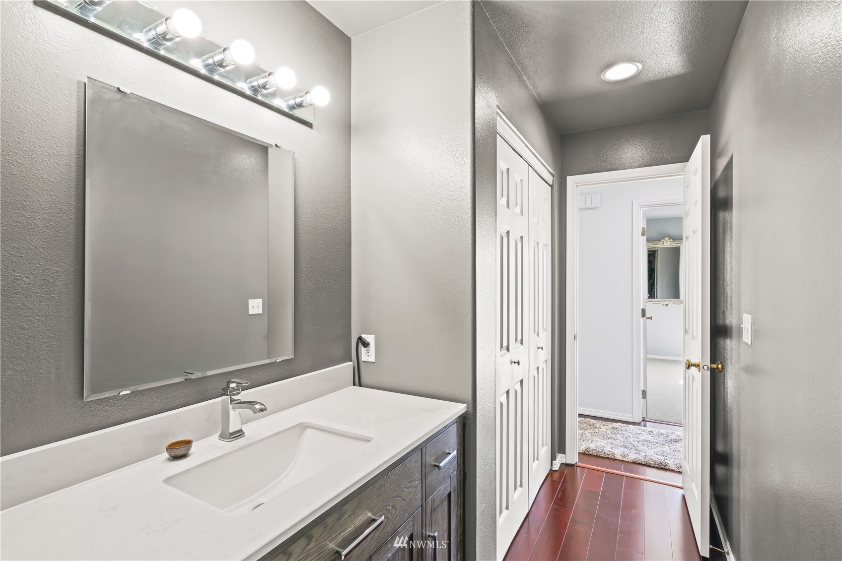 250 Rivers Edge Lane Yakima, WA 98901 - Photo 24 of 40 a spacious bathroom with a shower sink and a mirror