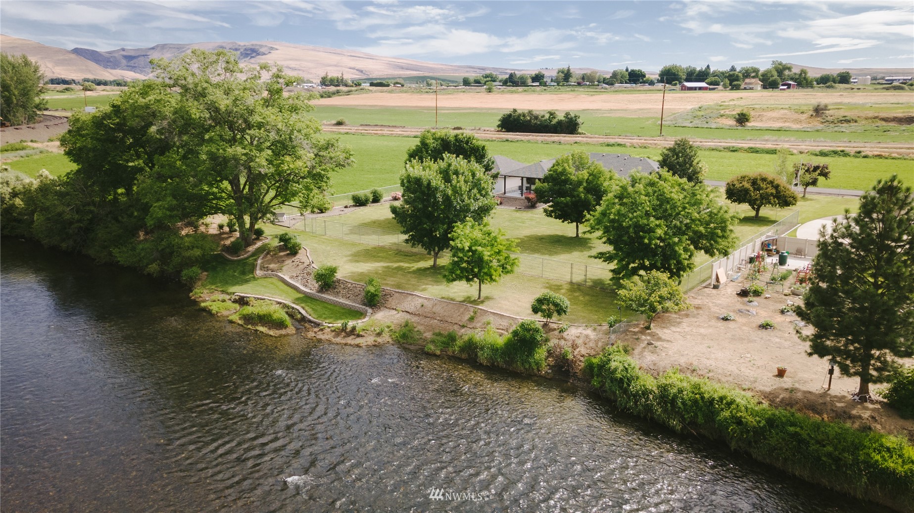 250 Rivers Edge Lane Yakima, WA 98901 - Photo 28 of 40 a view of a lake with a mountain in the background