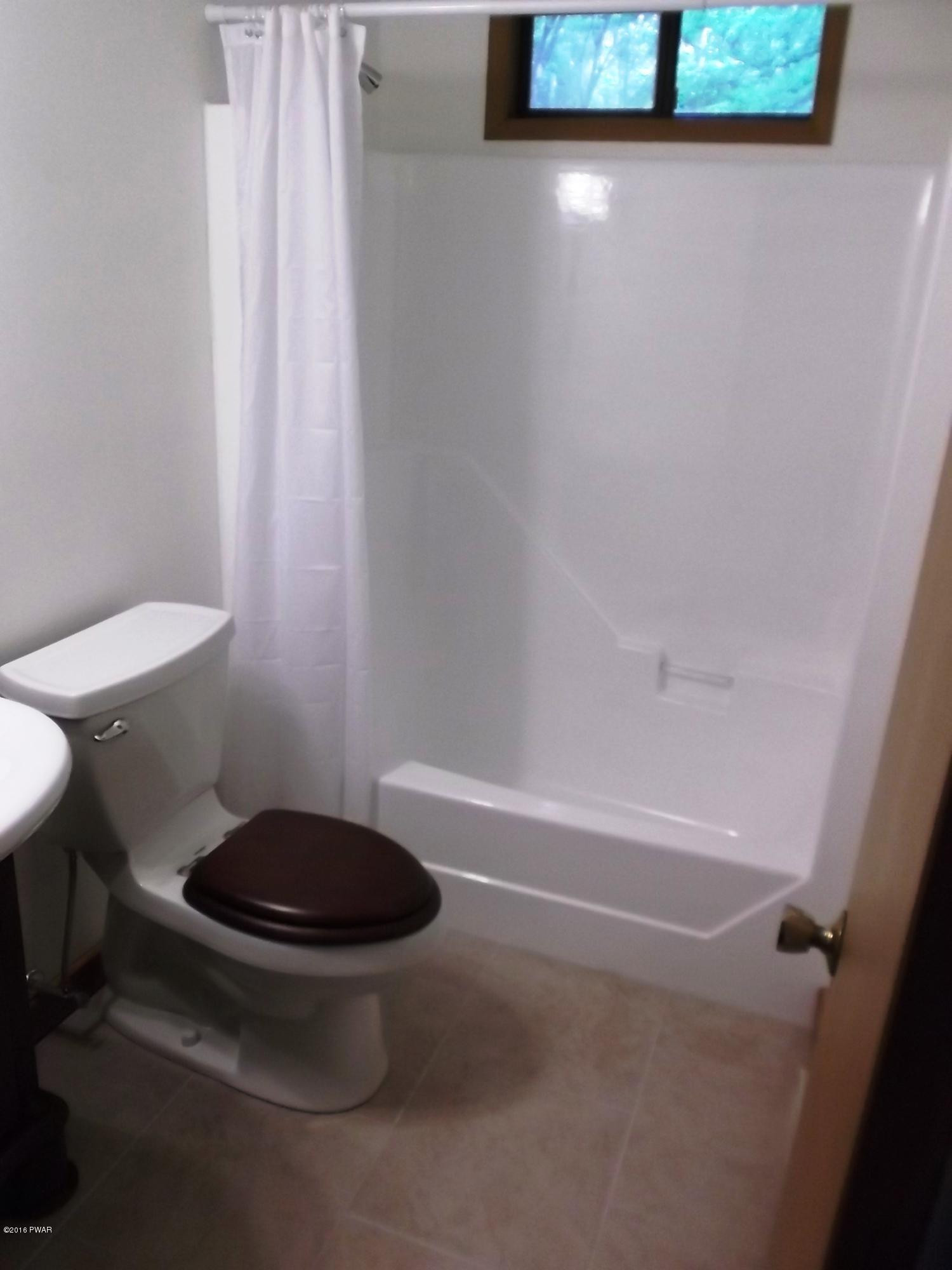 110 Ferris Road Hawley, PA 18428 - Photo 33 of 54 Full bath - 2nd floor