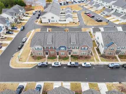 a view of backyard of the house