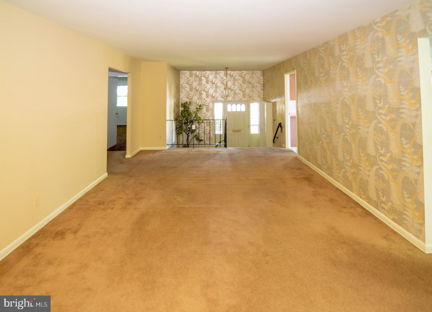 6523 Copperfield Road Baltimore, MD 21209 - Photo 4 of 37 Living Room