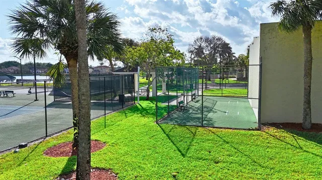 a view of a backyard