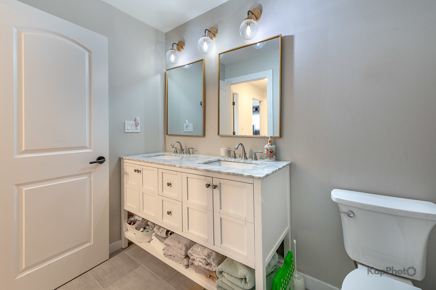 333 Bramble Lane Schaumburg, IL 60193 - Photo 22 of 33 a bathroom with a double vanity sink and a toilet