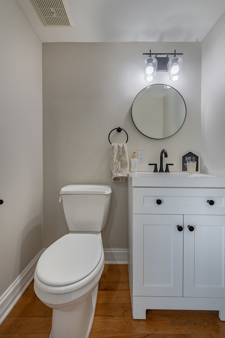 333 Bramble Lane Schaumburg, IL 60193 - Photo 23 of 33 a bathroom with a toilet a sink and mirror