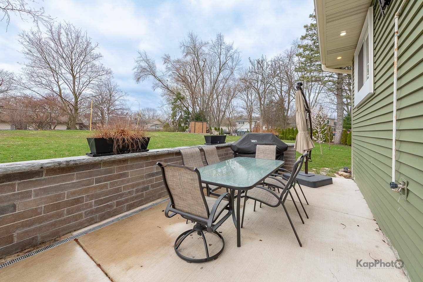 333 Bramble Lane Schaumburg, IL 60193 - Photo 26 of 33 a view of a table and chairs in patio