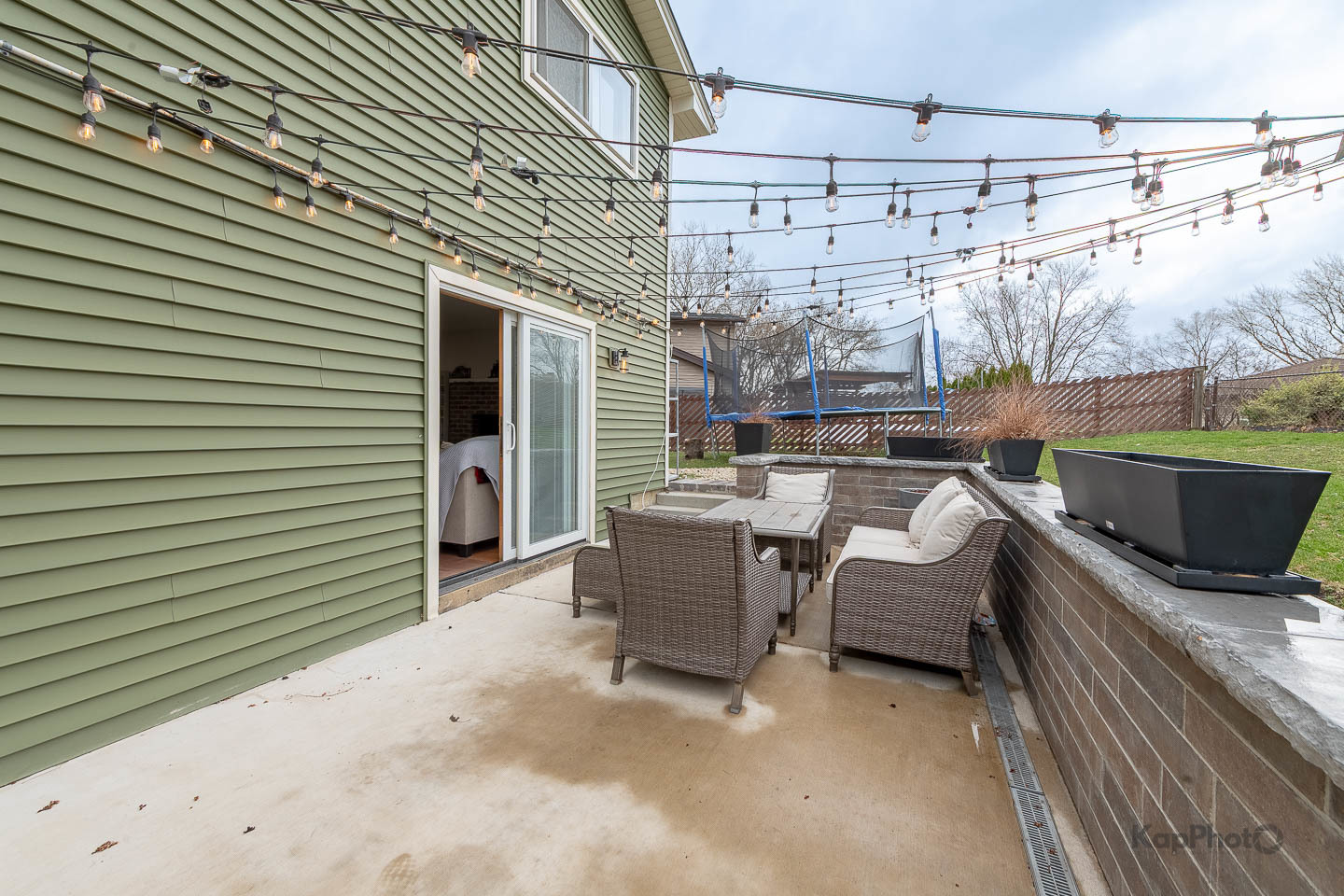 333 Bramble Lane Schaumburg, IL 60193 - Photo 27 of 33 a view of a patio with a table and chairs