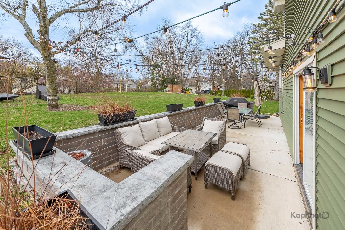 333 Bramble Lane Schaumburg, IL 60193 - Photo 28 of 33 a view of a patio with couches and table and chairs and garden