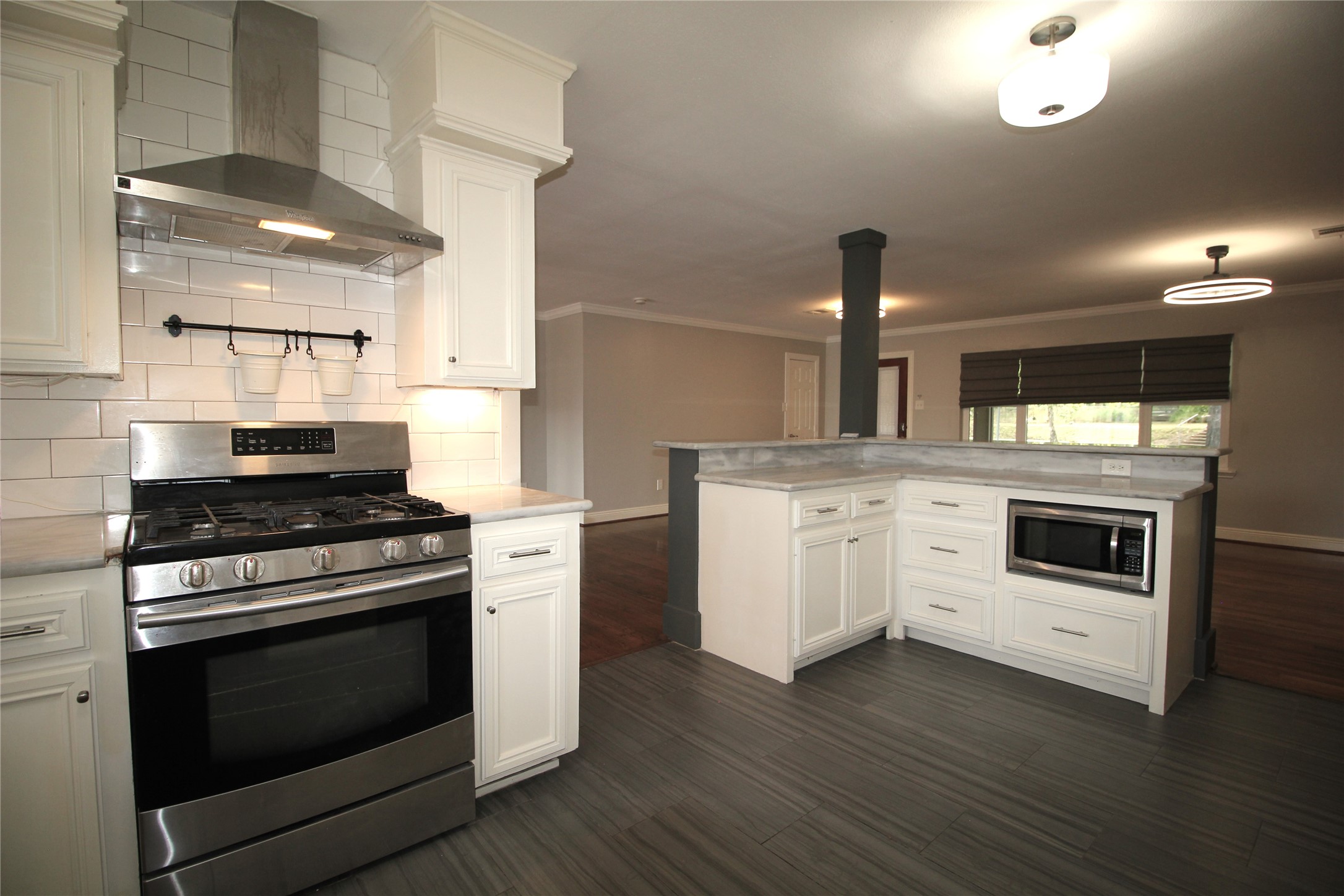 6729 Sylvan Road Houston, TX 77023 - Photo 8 of 27 Plenty of counter top space for serving and entertaining