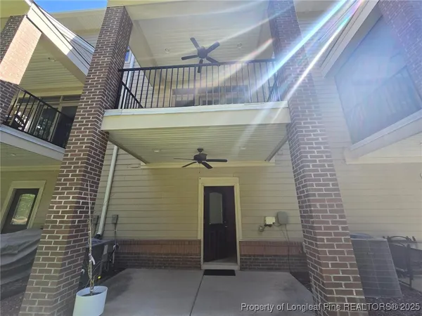 a view of entryway with a door