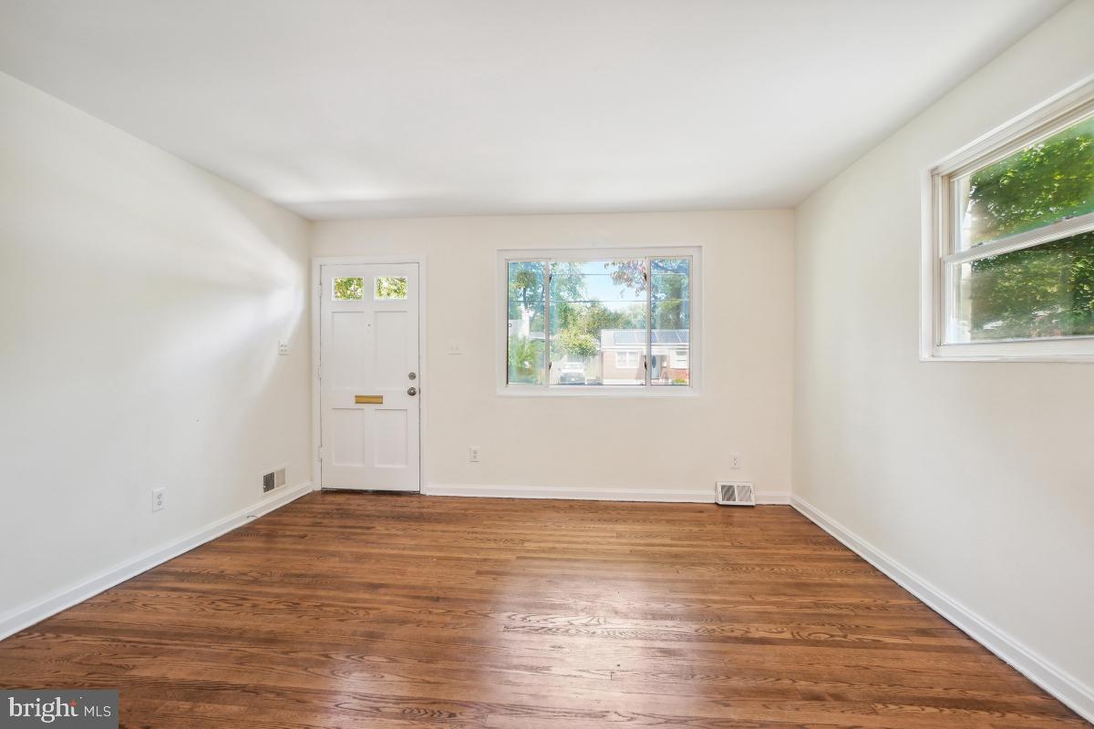 4710 Red Fox Road Rockville, MD 20852 - Photo 4 of 28 living room