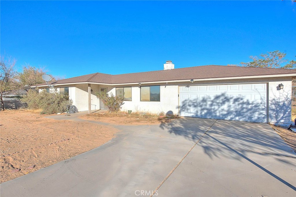 14811 Kingsdale Road Apple Valley, CA 92307 - Photo 4 of 57 a view of a house with a yard