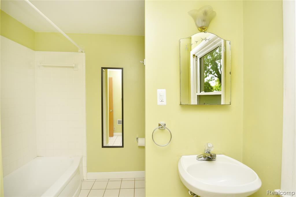 1978 Earlmont Road Berkley, MI 48072 - Photo 21 of 34 Gallery Image 21