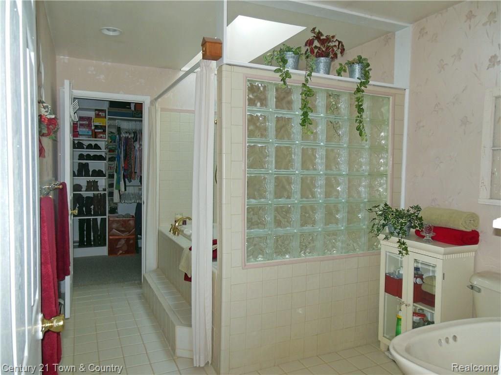 4801 Whipple Lake Road Clarkston, MI 48348 - Photo 9 of 25 OUTSTANDING MASTER BATHROOM