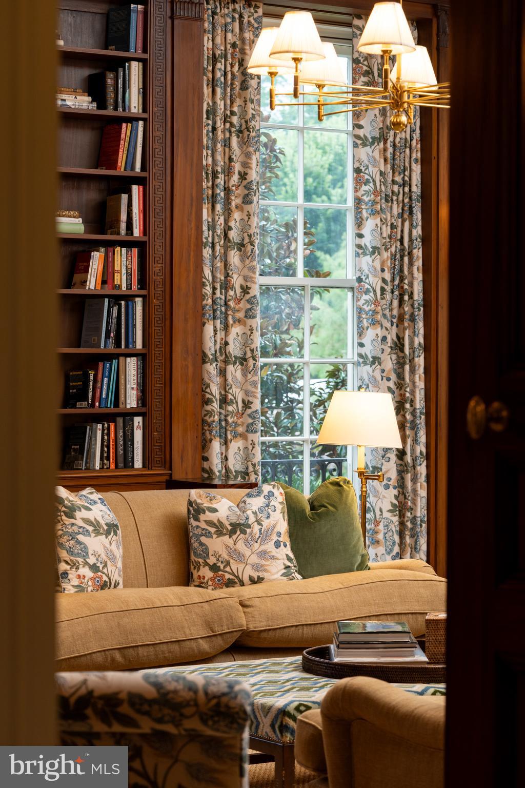 15 Charlcote Place Baltimore, MD 21218 - Photo 27 of 68 a living room with furniture and a lamp