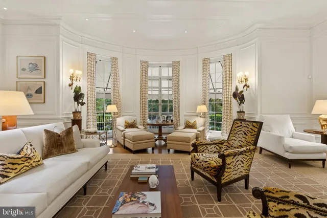 a view of livingroom with furniture