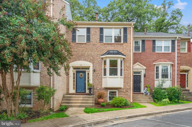 $725,000 | 32 Carriage House Circle, Alexandria, VA 22304