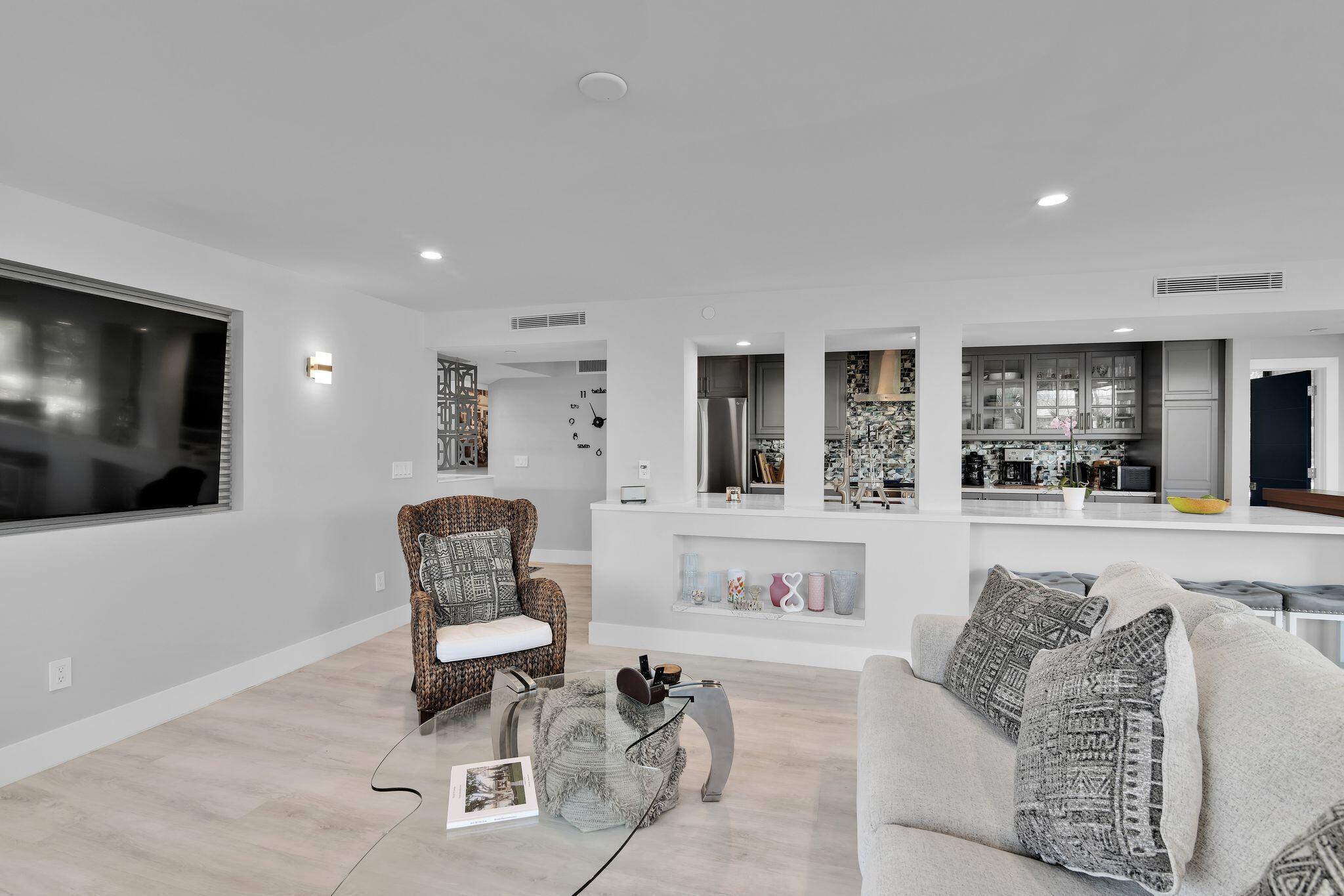 859 Jeffery Street, Unit 202 Boca Raton, FL 33487 - Photo 9 of 94 859 Jeffery St 202 Livingroom pic 10