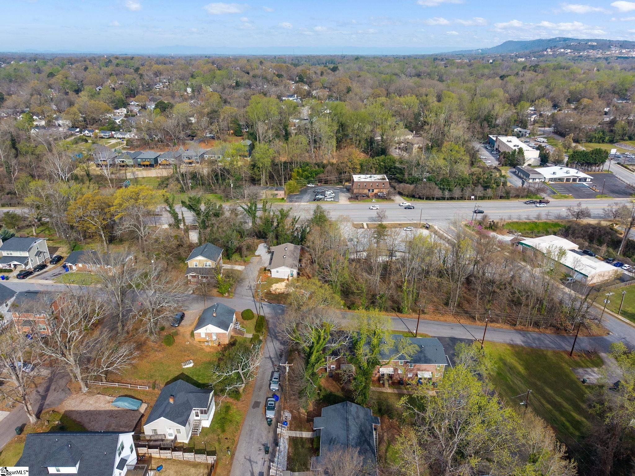 326 Wade Hampton Boulevard Greenville, SC 29607 - Photo 12 of 19