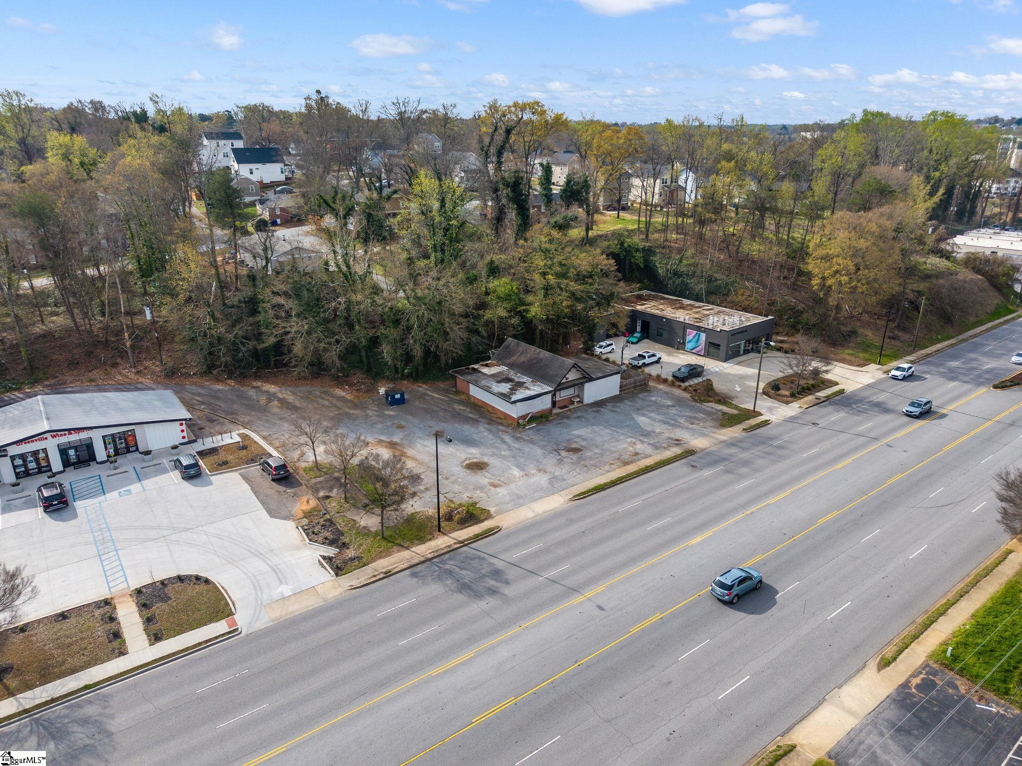 326 Wade Hampton Boulevard Greenville, SC 29607 - Photo 13 of 19