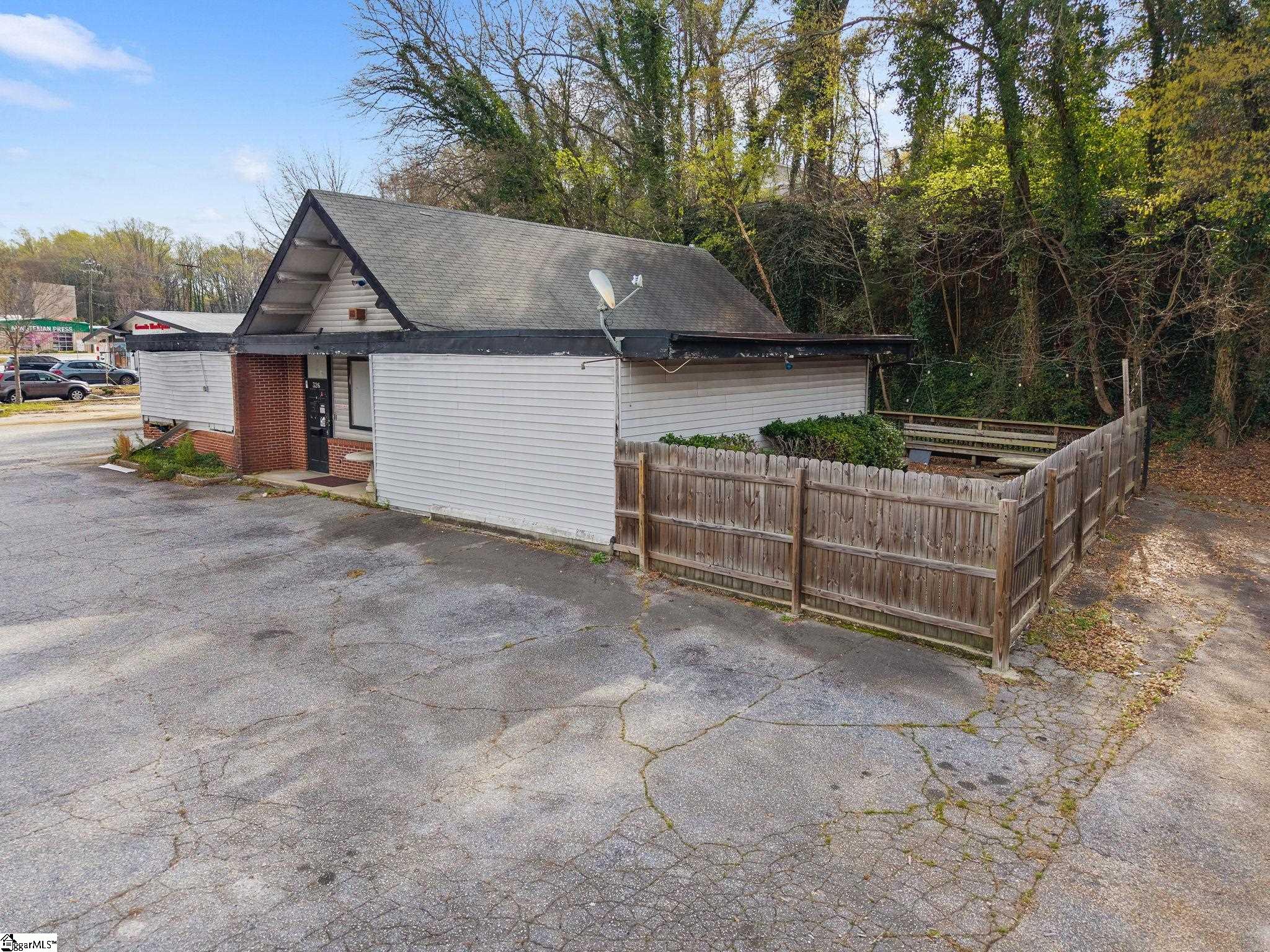 326 Wade Hampton Boulevard Greenville, SC 29607 - Photo 3 of 19