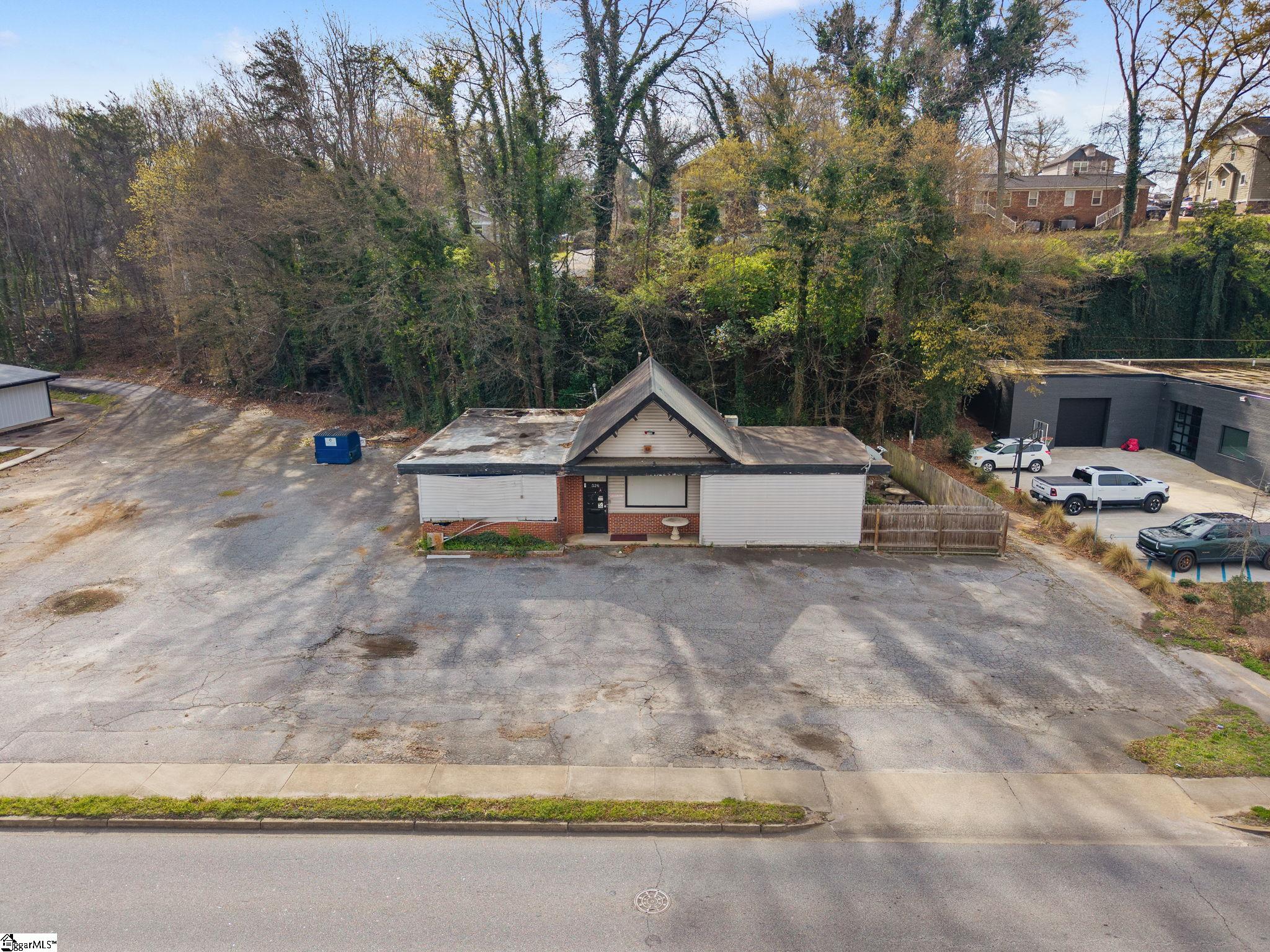 326 Wade Hampton Boulevard Greenville, SC 29607 - Photo 4 of 19