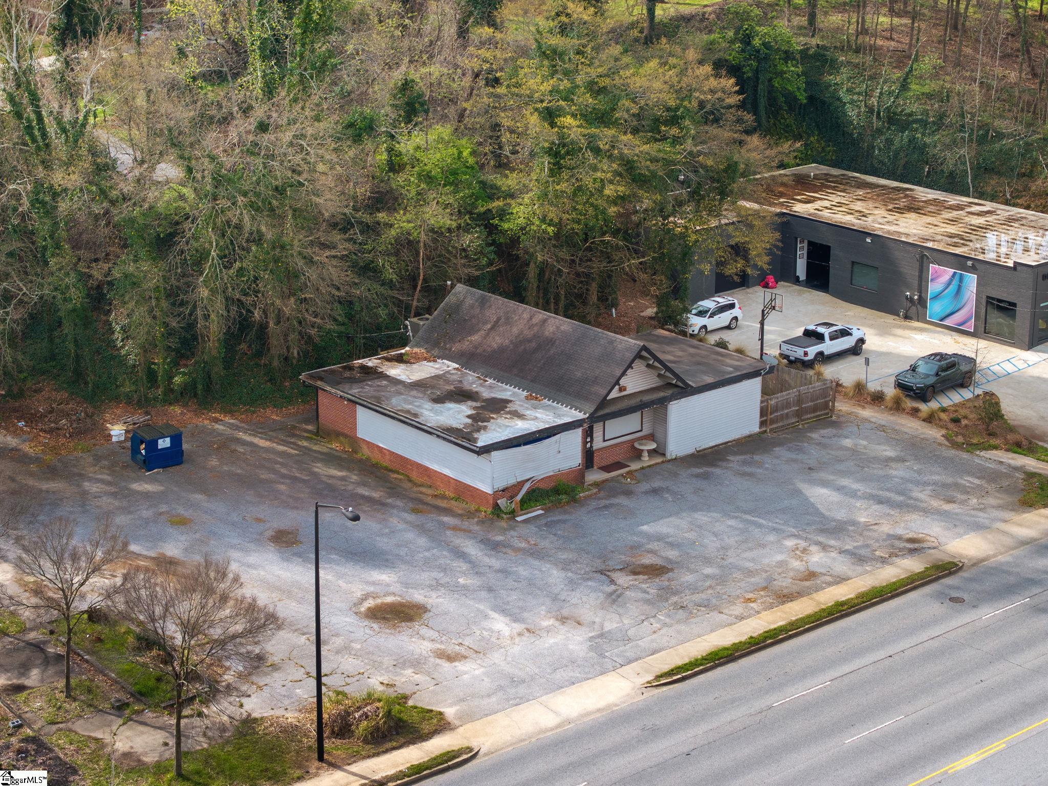 326 Wade Hampton Boulevard Greenville, SC 29607 - Photo 5 of 19