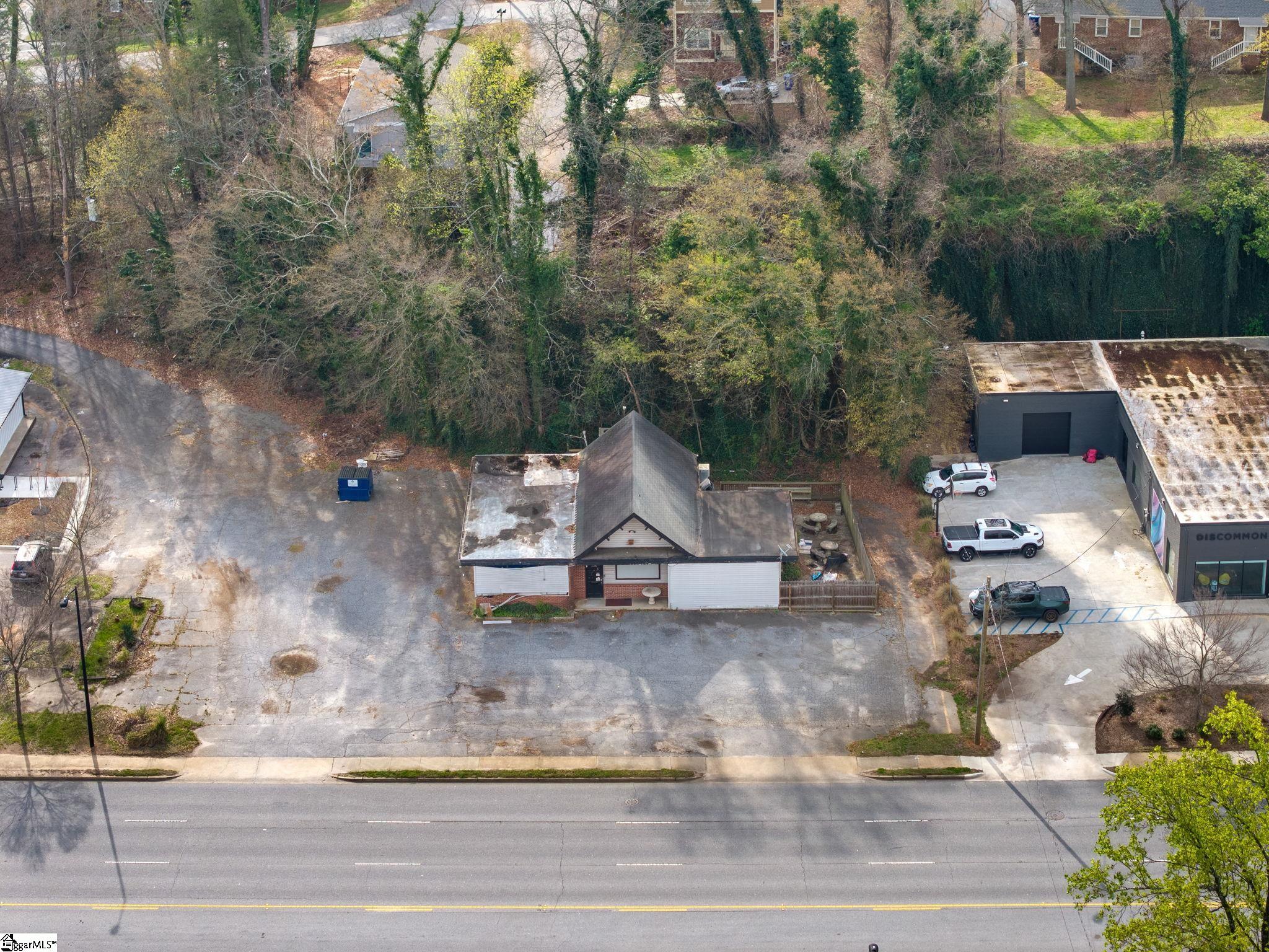 326 Wade Hampton Boulevard Greenville, SC 29607 - Photo 6 of 19