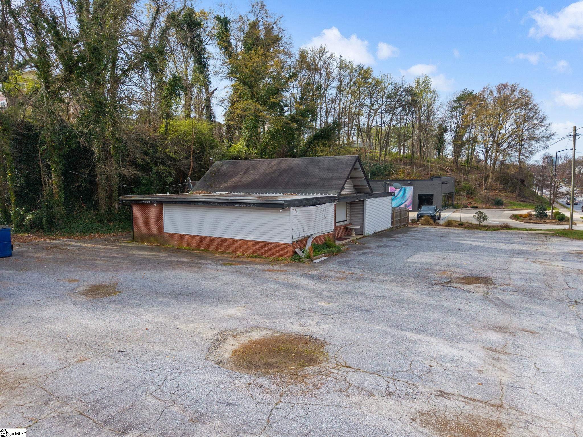 326 Wade Hampton Boulevard Greenville, SC 29607 - Photo 7 of 19