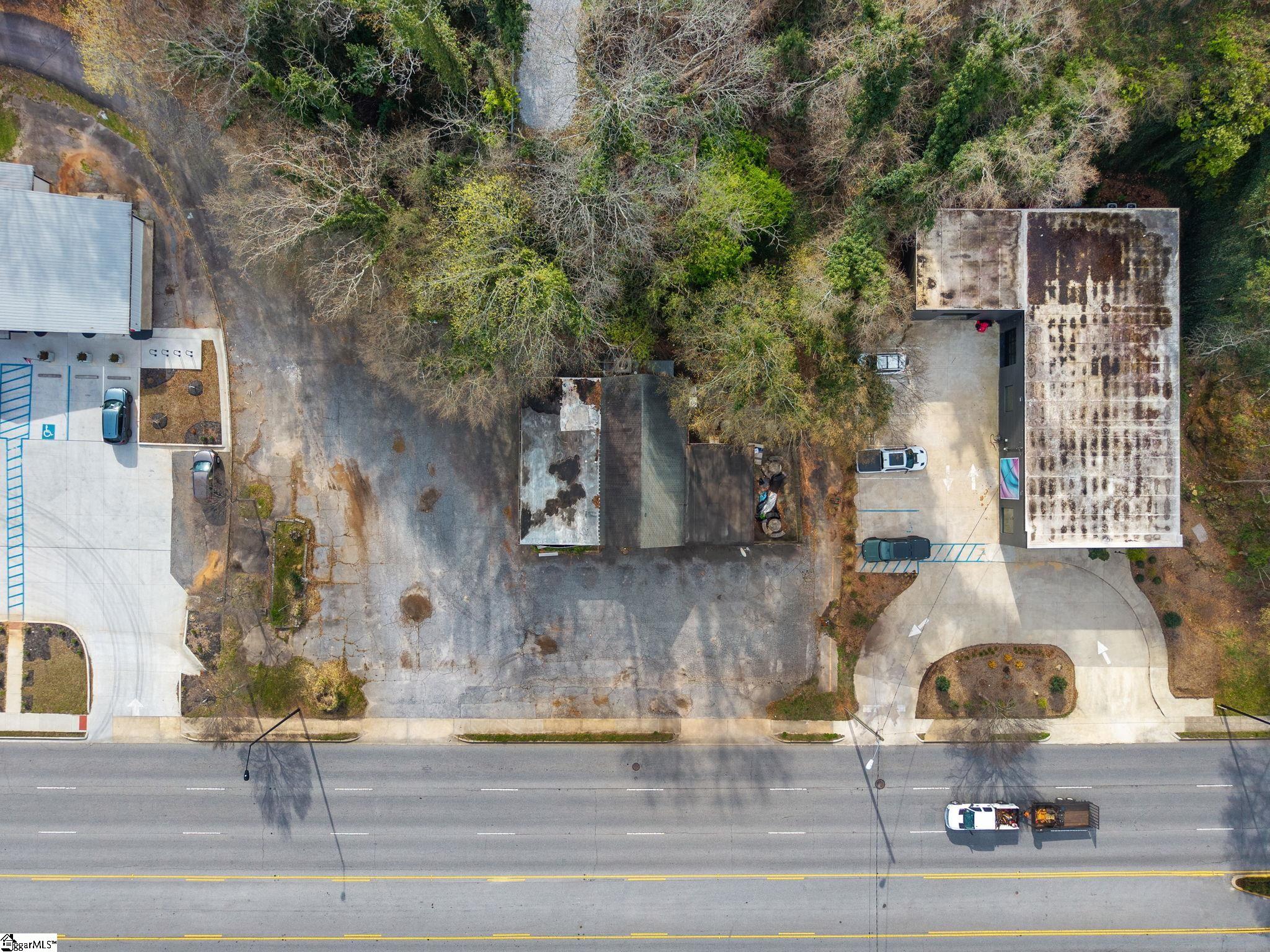 326 Wade Hampton Boulevard Greenville, SC 29607 - Photo 8 of 19