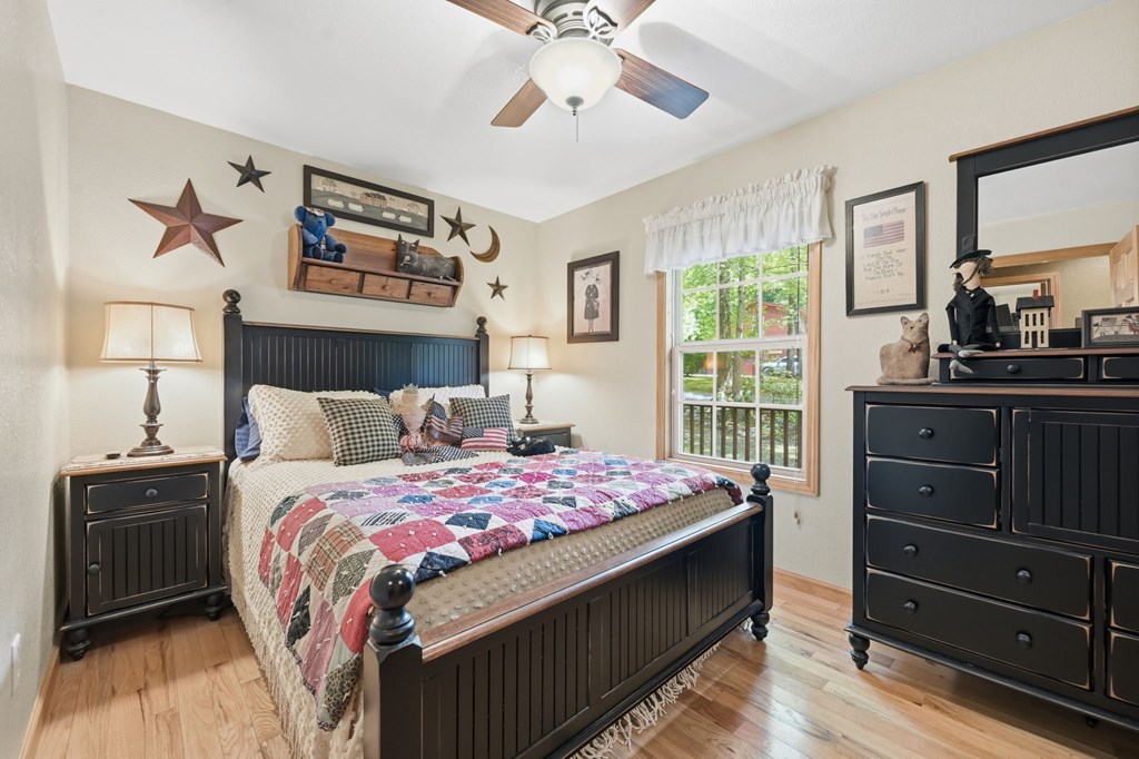 267 Vista Hills Road Murphy, NC 28906 - Photo 26 of 36 Guest Bedroom Main level