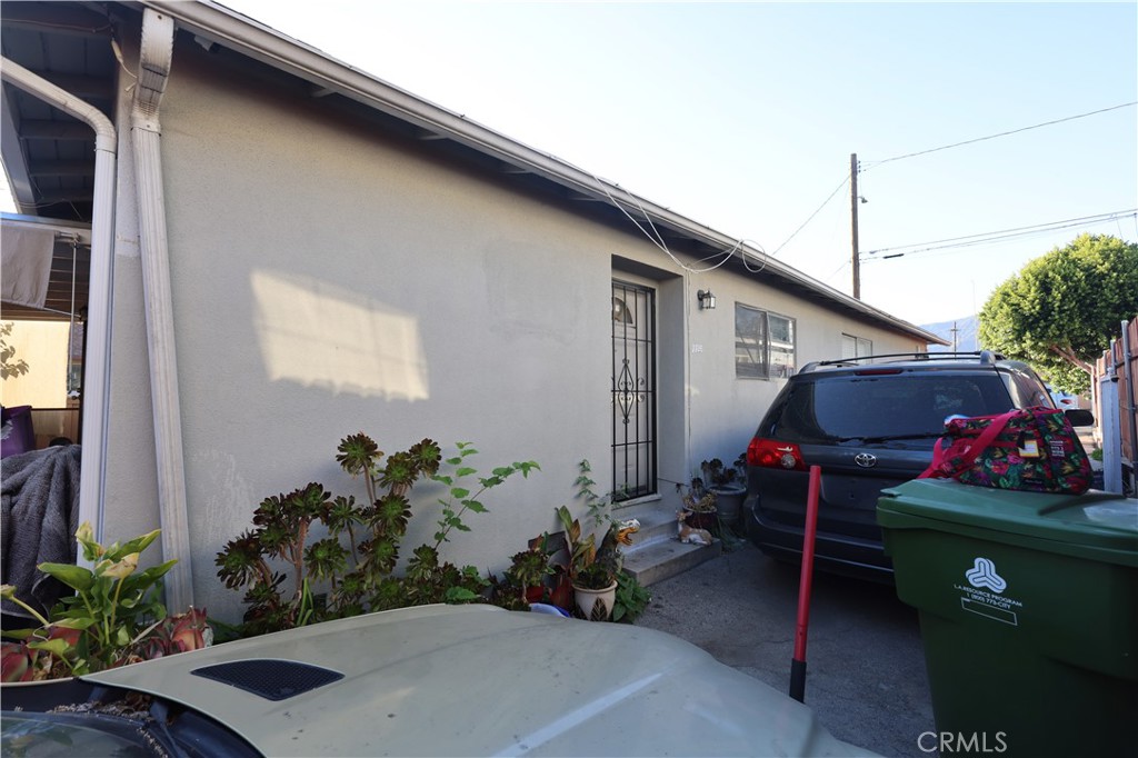 7724 Yates Street Tujunga, CA 91042 - Photo 2 of 4 a backyard of a house