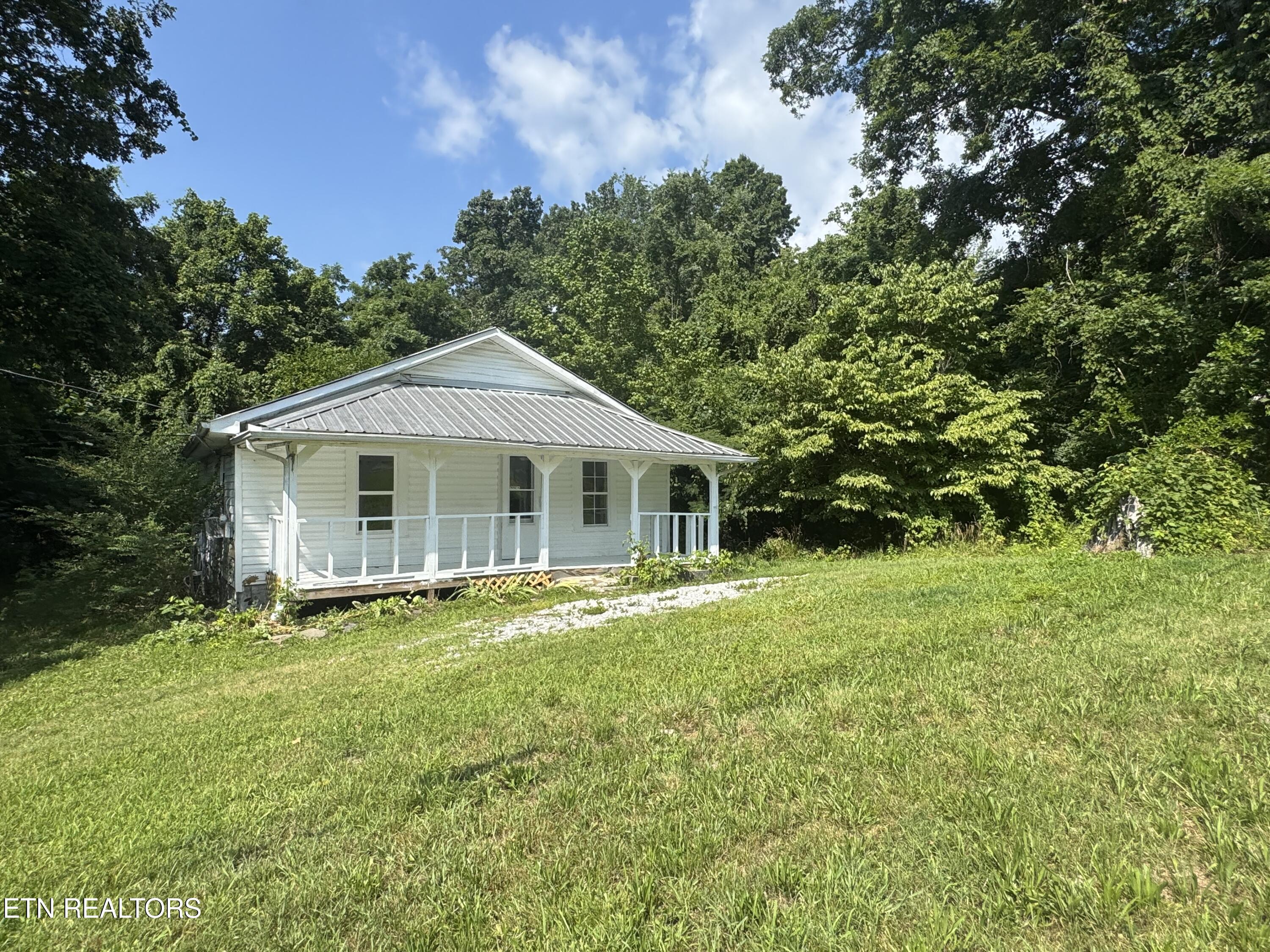 914 South 13th Street La Follette, TN 37766 - Photo 2 of 22 IMG_2982