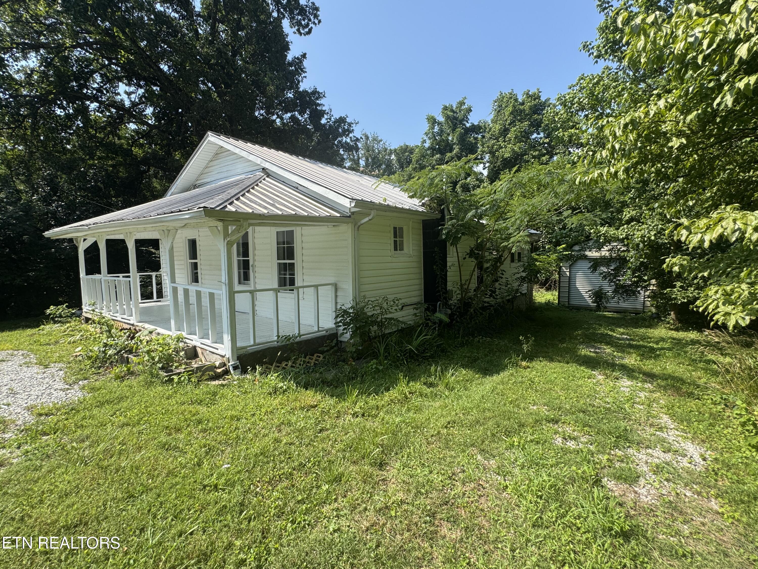 914 South 13th Street La Follette, TN 37766 - Photo 3 of 22 IMG_2986