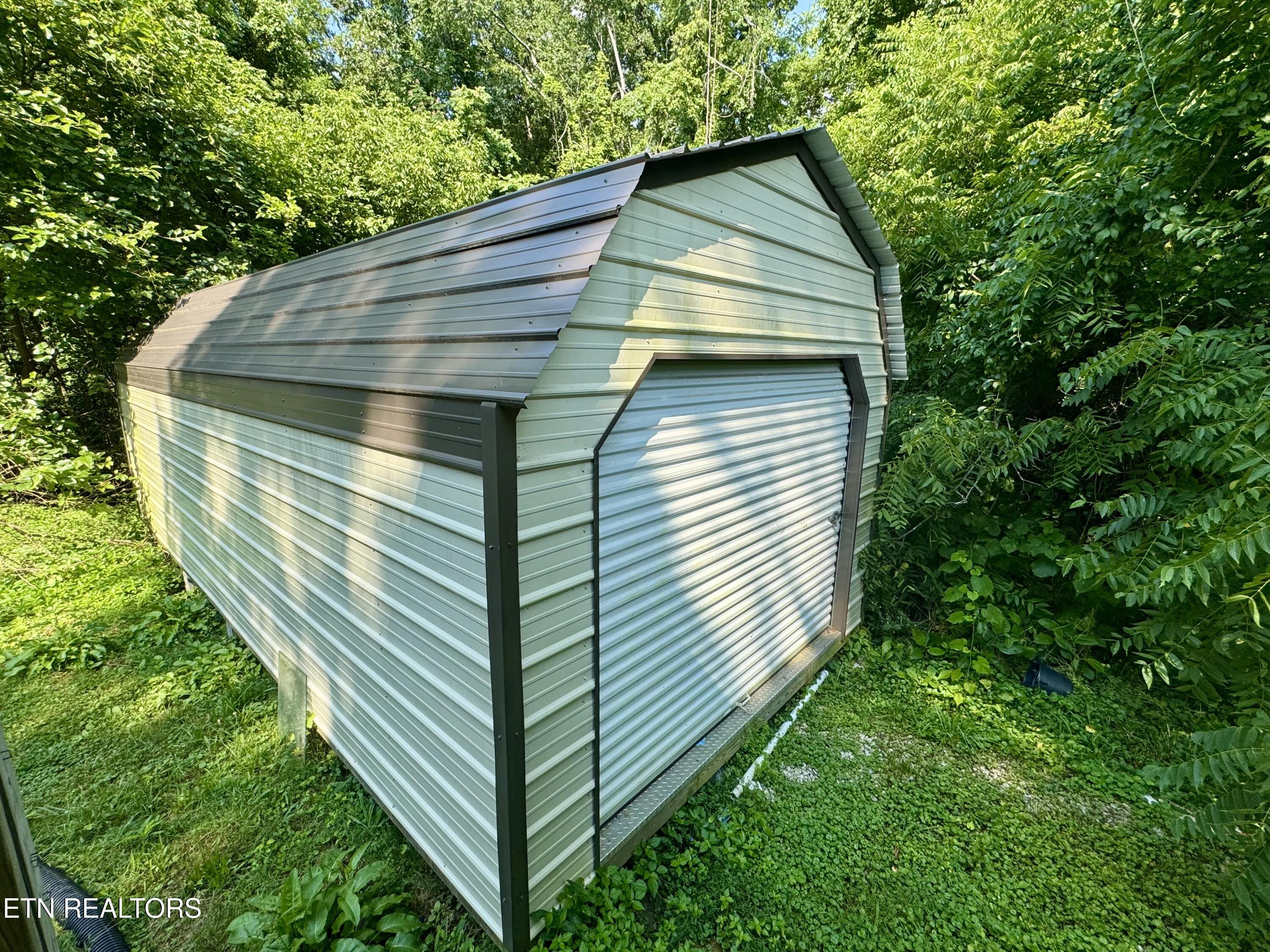 914 South 13th Street La Follette, TN 37766 - Photo 6 of 22 IMG_2931