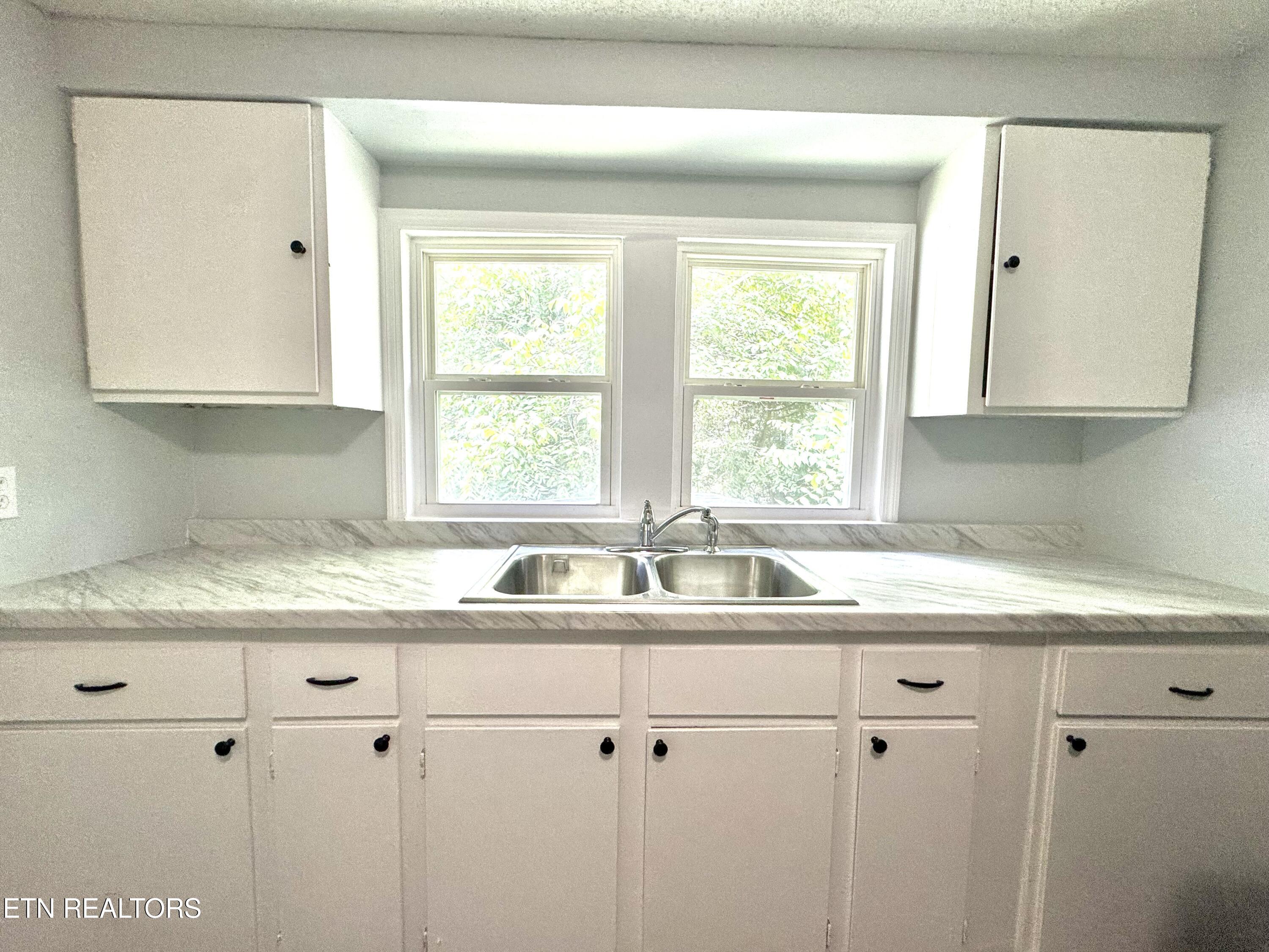 914 South 13th Street La Follette, TN 37766 - Photo 8 of 22 IMG_3013