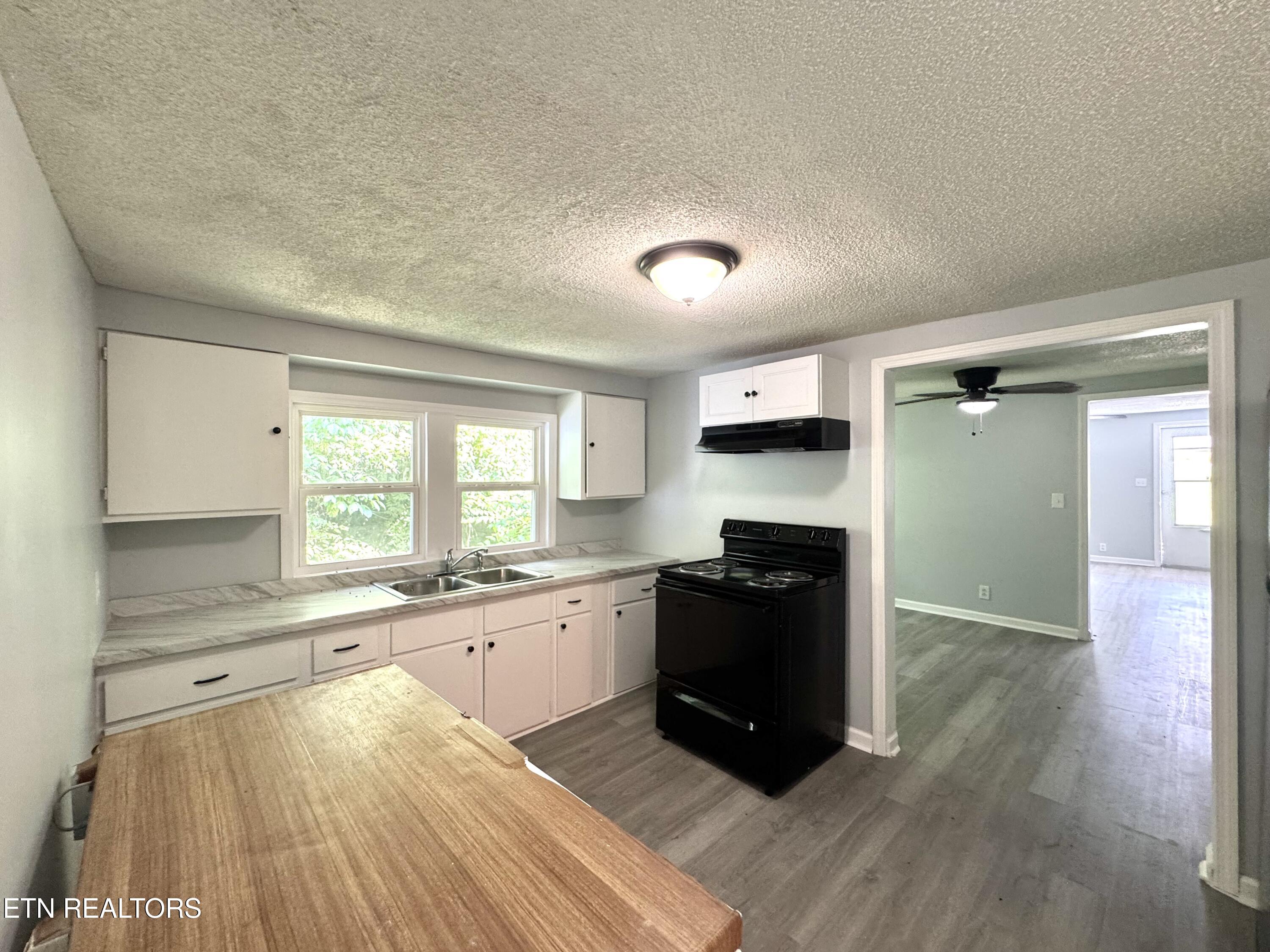 914 South 13th Street La Follette, TN 37766 - Photo 9 of 22 IMG_2963