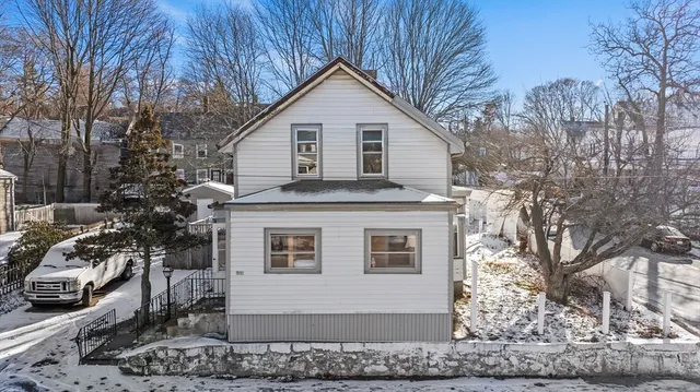a view of a house with a yard