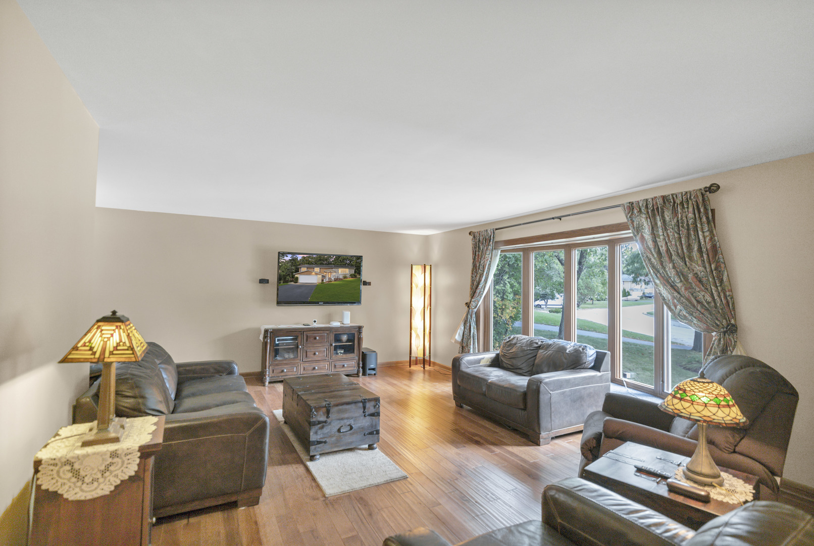 512 Forest Drive Addison, IL 60101 - Photo 20 of 61 a living room with furniture and a window