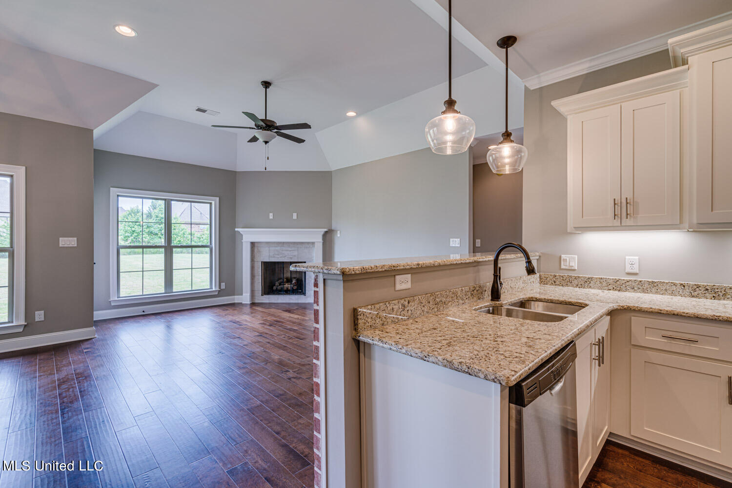 2054 Slocum Road Hernando, MS 38632 - Photo 8 of 26 Kitchen/Hearth Room View