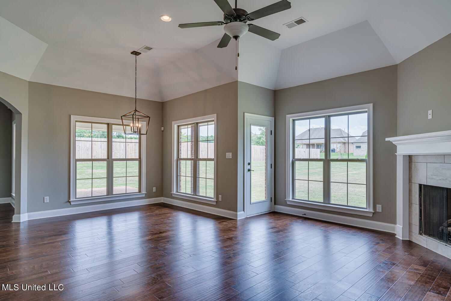 2054 Slocum Road Hernando, MS 38632 - Photo 10 of 26 Breakfast Area/Hearth Room